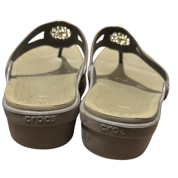 CROCS Women’s Sanrah Sandals Thong Flip Flops Sz 10 Ergonomic Beveled Medallion - Picture 6 of 10